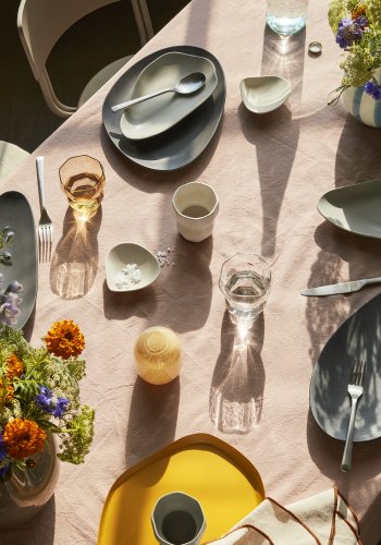 BROSTE COPENHAGEN Limfjord Essteller, organisch – matt dunkelgraues Steinzeug (23x31)