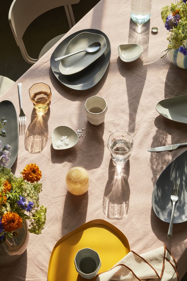 BROSTE COPENHAGEN Limfjord Essteller, organisch – matt dunkelgraues Steinzeug (23x31)