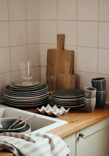 BROSTE COPENHAGEN Nordic Rain Essteller, rund – graues Steingut (26)