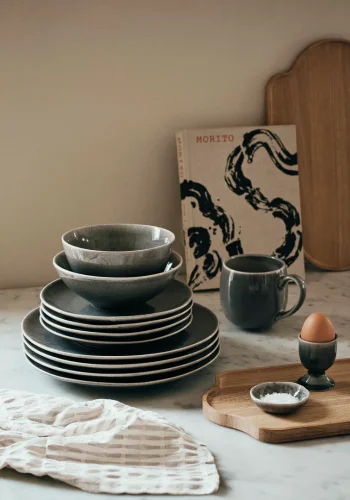 BROSTE COPENHAGEN Nordic Rain Essteller, rund – graues Steingut (26)