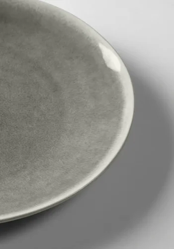 BROSTE COPENHAGEN Nordic Rain Essteller, rund – graues Steingut (26)