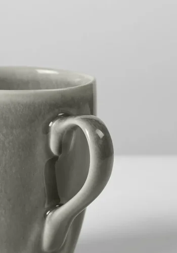 BROSTE COPENHAGEN Nordic Rain Mega-Becher mit Henkel – graues Steingut (H: 11,5)