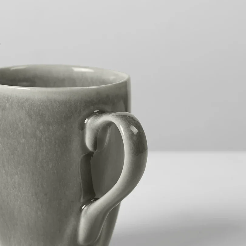 BROSTE COPENHAGEN Nordic Rain Mega-Becher mit Henkel – graues Steingut (H: 11,5)