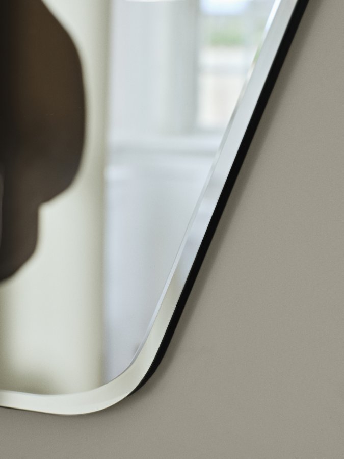 BROSTE COPENHAGEN Ruby Wandspiegel, organisch – Spiegelglas und schwarzes MDF (120 x 60)