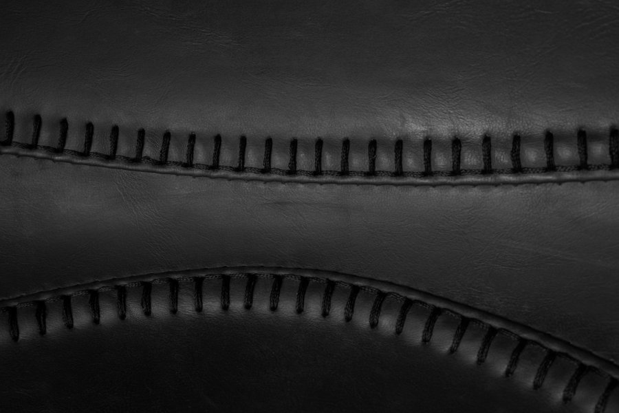 DUTCHBONE Franky Barhocker, mit Rückenlehne und Fußstütze – schwarzes PU und schwarzer Stahl (65 cm)