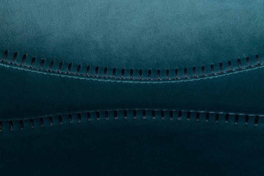 DUTCHBONE Franky Barhocker, mit Rückenlehne und Fußstütze – petrolfarbener Samtstoff und schwarzer Stahl (65 cm)