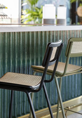 ZUIVER Jort barkrakk, med ryggsttte og fotsttte - naturlig rotting og svart stl (77,5 cm)