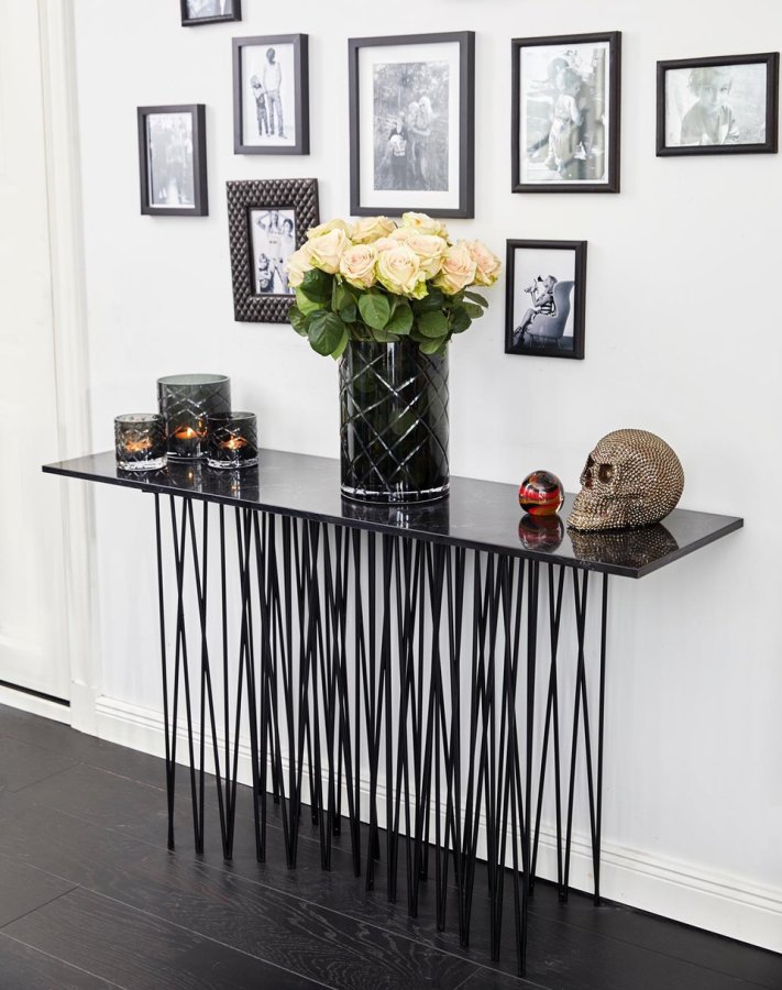 VENTURE DESIGN Hyt sidebord i stein, rektangulrt - svart kunststein og svart metall (130x37)