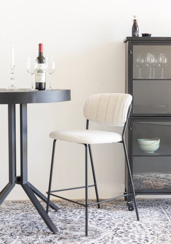 WHITE LABEL LIVING Jolien benkestol, med ryggsttte og fotsttte - hvit bouclé og sort stl