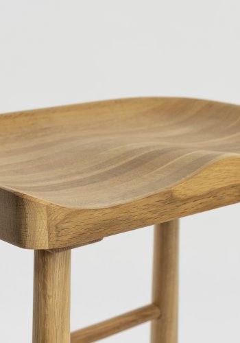 WHITE LABEL LIVING Vander benkekrakk, med fotsttte - naturlig eik