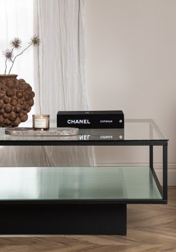 VENTURE DESIGN Maglehem salongbord, m. hylle - klart glass og sort stl (90x90)