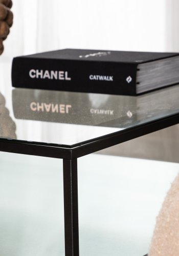 VENTURE DESIGN Maglehem salongbord, m. hylle - klart glass og sort stl (90x90)