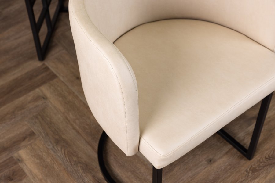 VENTURE DESIGN Simrishamn spisebordstol, m. armlen - beige TC-stoff og sort stl