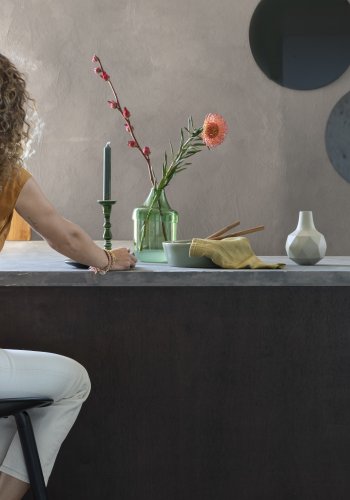 ZUIVER Albert Kuip barkrakk, med ryggsttte og fotsttte - svart polypropylen og svart ask (65cm)