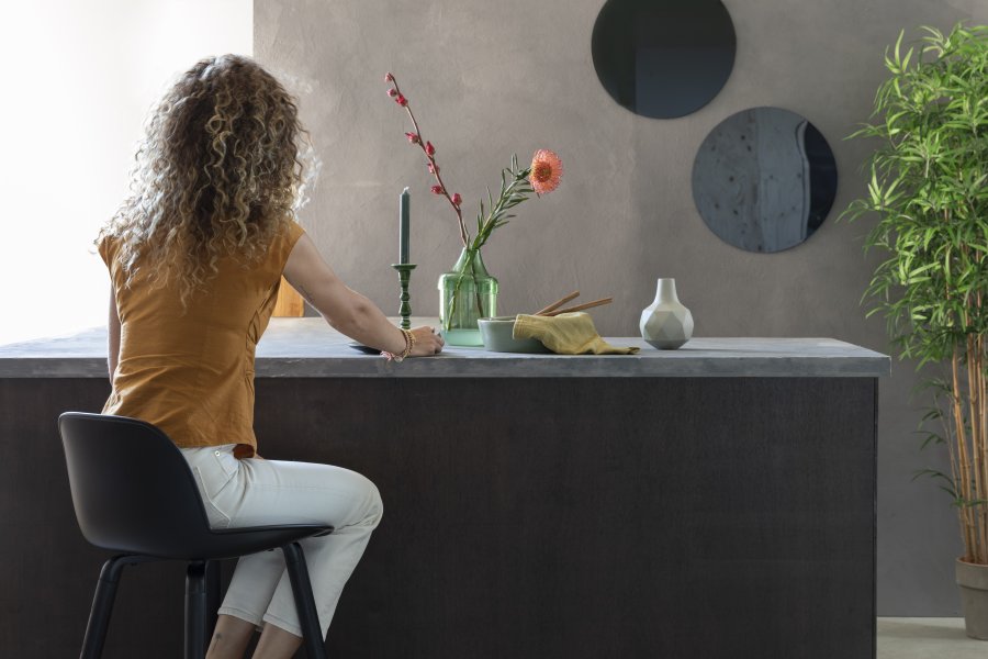 ZUIVER Albert Kuip barkrakk, med ryggsttte og fotsttte - svart polypropylen og svart ask (65cm)