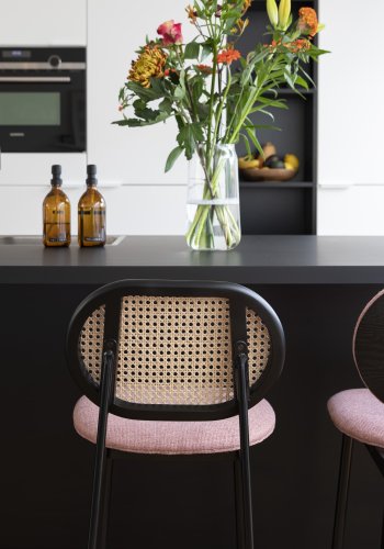 ZUIVER Spike barkrakk, med ryggsttte og fotsttte - naturlig rotting, rosa polyester og svart stl (64,5 cm)