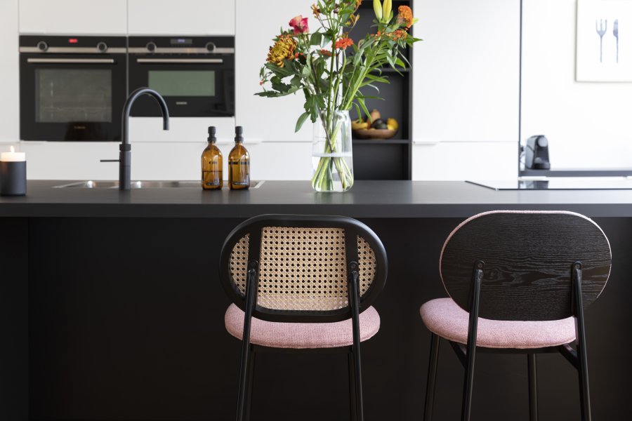 ZUIVER Spike barkrakk, med ryggsttte og fotsttte - naturlig rotting, rosa polyester og svart stl (64,5 cm)