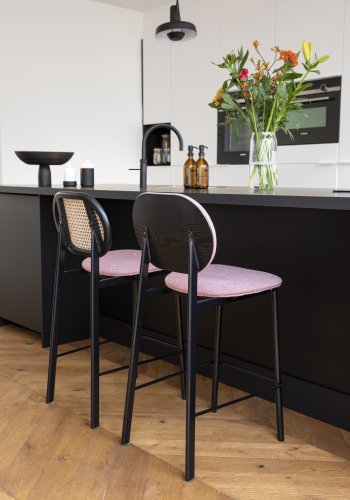 ZUIVER Spike barkrakk, med ryggsttte og fotsttte - naturlig rotting, rosa polyester og svart stl (64,5 cm)