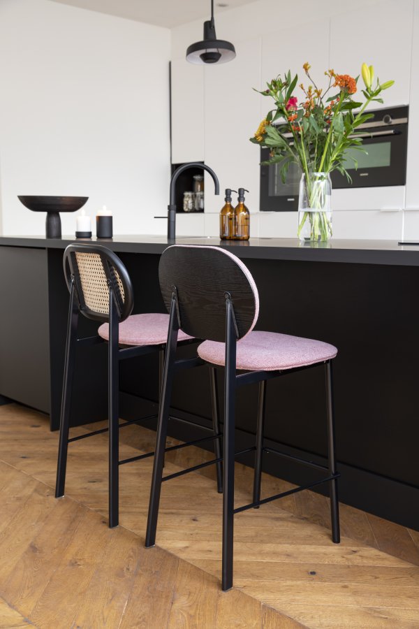 ZUIVER Spike barkrakk, med ryggsttte og fotsttte - naturlig rotting, rosa polyester og svart stl (64,5 cm)