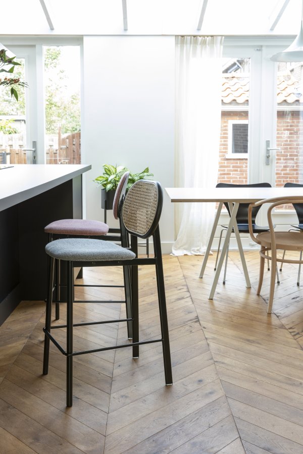 ZUIVER Spike barkrakk, med ryggsttte og fotsttte - naturlig rotting, gr polyester og svart stl (64,5 cm)