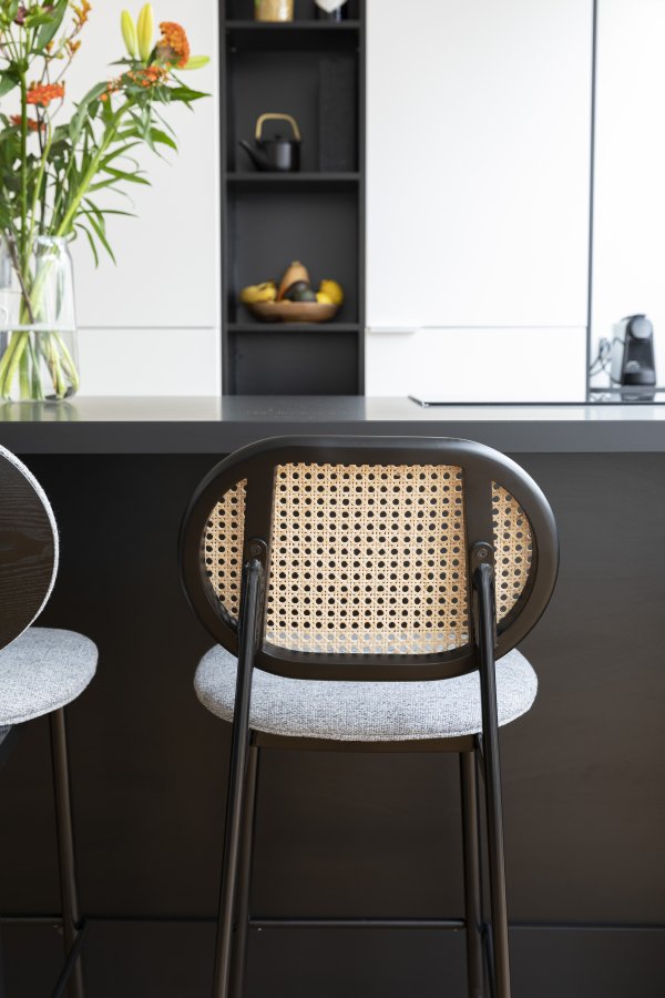 ZUIVER Spike barkrakk, med ryggsttte og fotsttte - naturlig rotting, gr polyester og svart stl (64,5 cm)