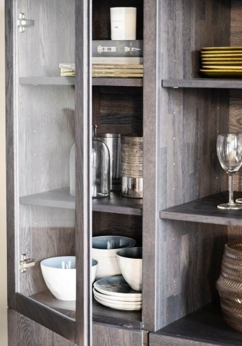 ROWICO Brooklyn vitrineskab - rget eg, m. 4 lger og 2 skuffer 