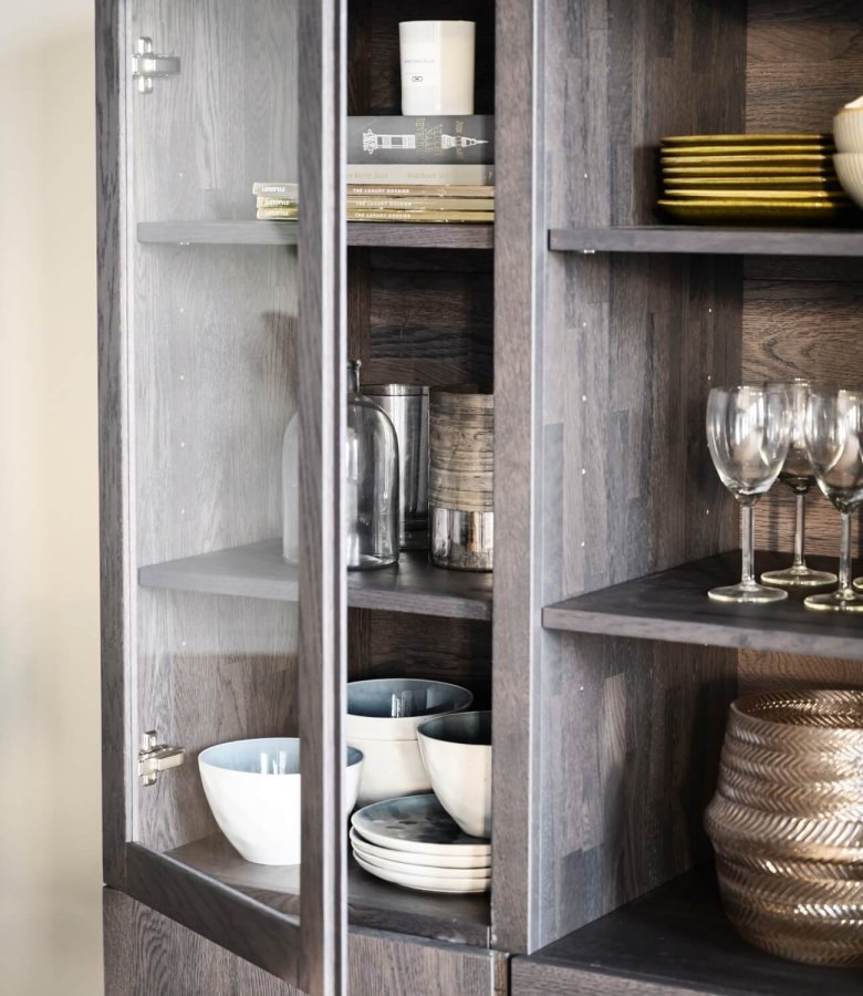 ROWICO Brooklyn vitrineskab - rget eg, m. 4 lger og 2 skuffer 