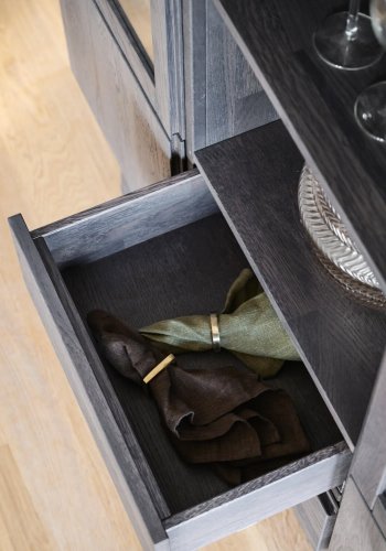 ROWICO Brooklyn vitrineskab - rget eg, m. 4 lger og 2 skuffer 