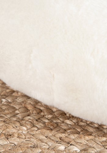 VENTURE DESIGN Ruston barnepuff, rund - hvit lammeull (40)