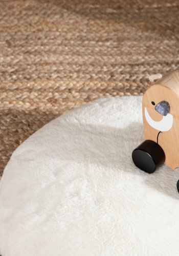 VENTURE DESIGN Ruston barnepuff, rund - hvit lammeull (40)