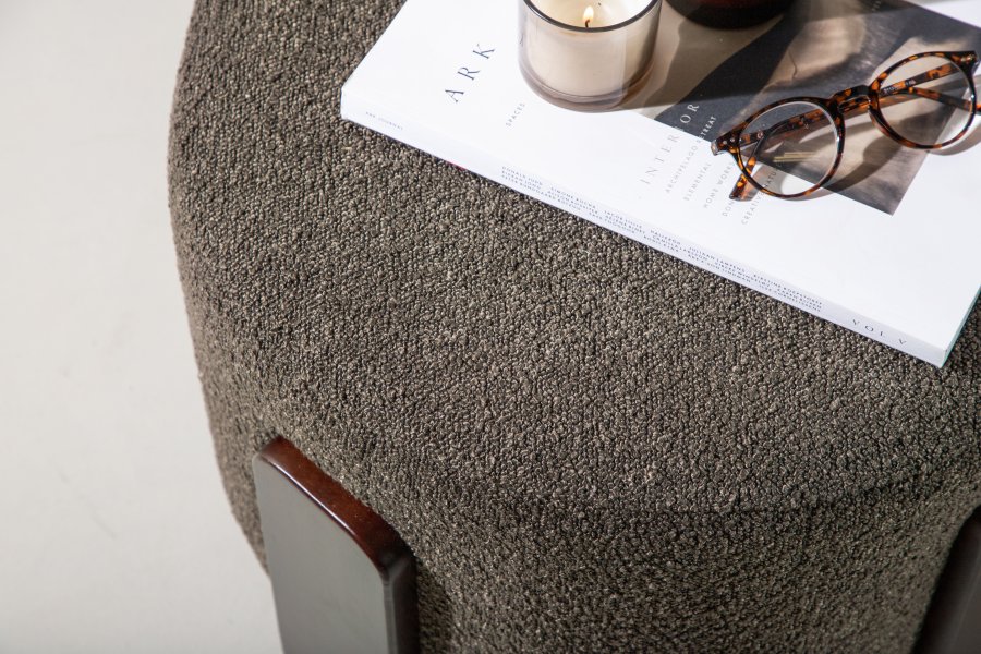 VENTURE DESIGN Kaffepuff, rund - mrkegr bouclé polyester og mrkebrunt gummitre (52,5)