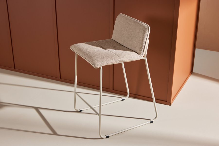 VENTURE DESIGN Bisbee Barhocker, mit Rückenlehne und Fußstütze – beigefarbener Bouclé-Stoff und Stahl