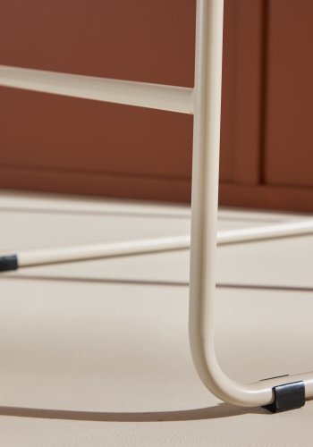 VENTURE DESIGN Bisbee Barhocker, mit Rückenlehne und Fußstütze – beigefarbener Bouclé-Stoff und Stahl