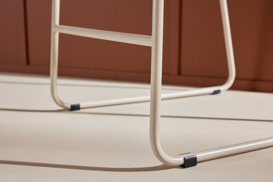 VENTURE DESIGN Bisbee Barhocker, mit Rückenlehne und Fußstütze – beigefarbener Bouclé-Stoff und Stahl