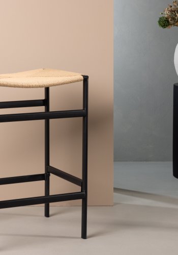 VENTURE DESIGN Polly barstol, m. fotsttte - naturlig rotting/gummitre og sort stl