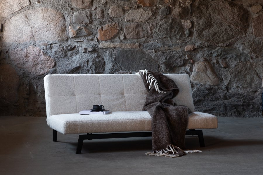 VENTURE DESIGN Bodil sovesofa - hvit teddystoff og sort stl (180x106)