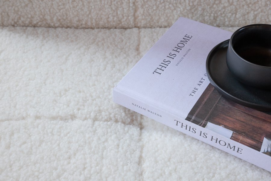 VENTURE DESIGN Bodil sovesofa - hvit teddystoff og sort stl (180x106)