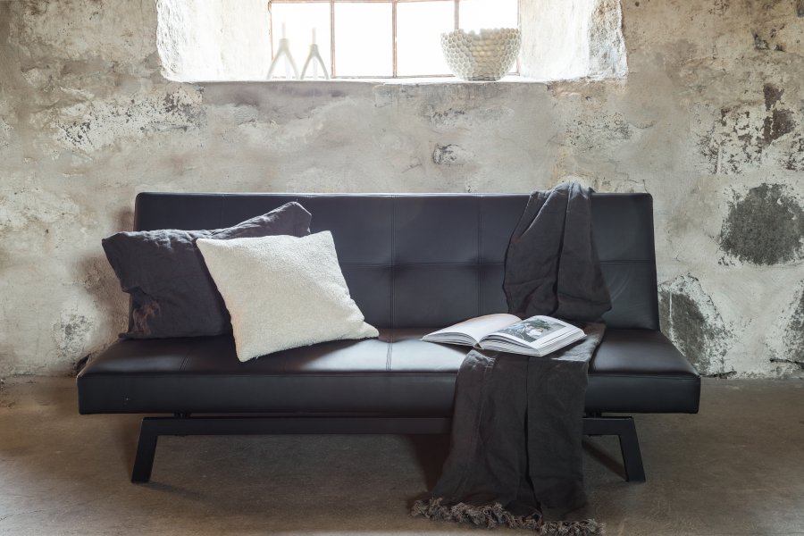 VENTURE DESIGN Bodil sovesofa - svart PU og sort stl (180x60)