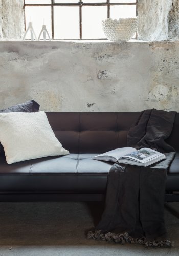 VENTURE DESIGN Bodil sovesofa - svart PU og sort stl (180x60)