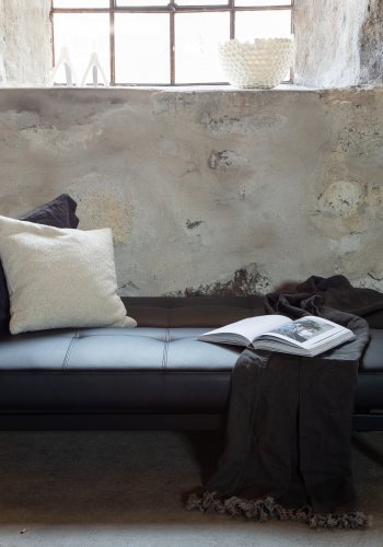 VENTURE DESIGN Bodil sovesofa - svart PU og sort stl (180x60)