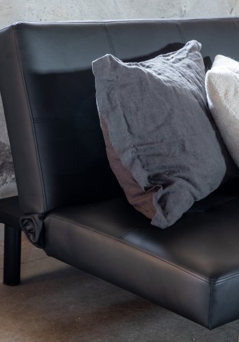 VENTURE DESIGN Bodil sovesofa - svart PU og sort stl (180x60)