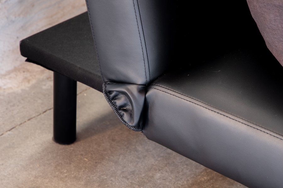 VENTURE DESIGN Bodil sovesofa - svart PU og sort stl (180x60)