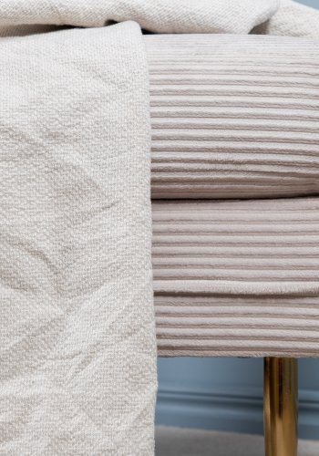 VENTURE DESIGN Boom Pouf, rechteckig – hellbeiger Samt und Messingstahl (90x70)