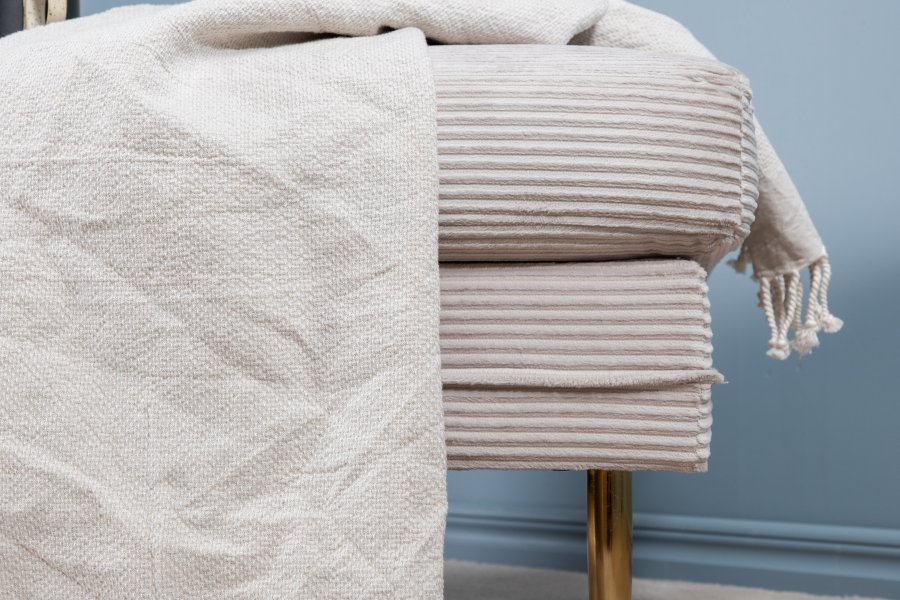 VENTURE DESIGN Boom Pouf, rechteckig – hellbeiger Samt und Messingstahl (90x70)