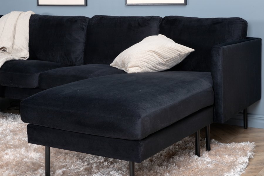 VENTURE DESIGN Zoom U-sofa - svart flyel og sort stl