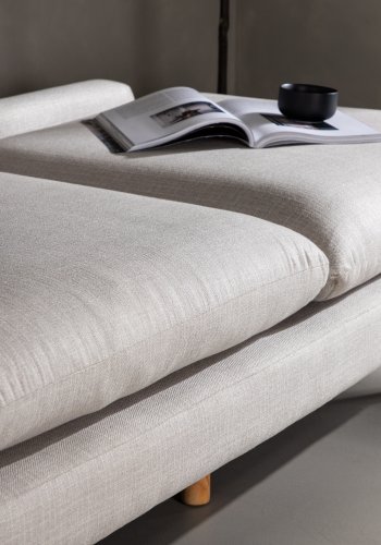 VENTURE DESIGN Tacoma 2-personers soffa - beige tyg och naturgummiträ