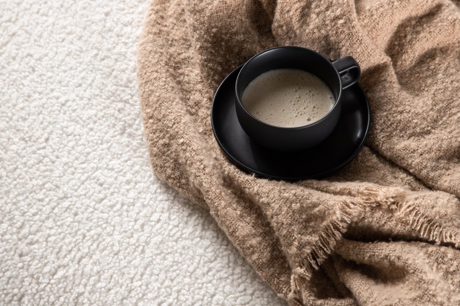 VENTURE DESIGN Kelso 2-Sitzer-Sofa, mit 2 Kissen – weißer Teddybär-Stoff, Polyester und Kiefernholz