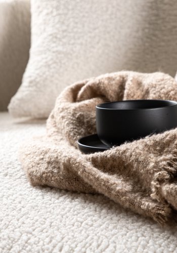 VENTURE DESIGN Kelso 2-Sitzer-Sofa, mit 2 Kissen – weißer Teddybär-Stoff, Polyester und Kiefernholz