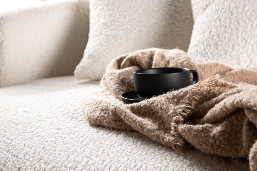 VENTURE DESIGN Kelso 2-Sitzer-Sofa, mit 2 Kissen – weißer Teddybär-Stoff, Polyester und Kiefernholz