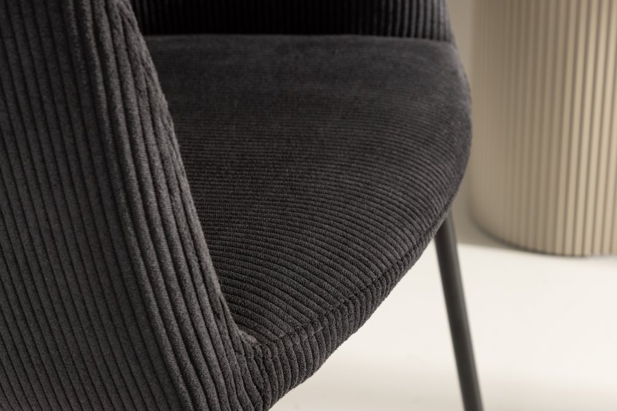 VENTURE DESIGN Berit Esszimmerstuhl, mit Armlehnen – schwarzer Polyestersamt und schwarzer Stahl